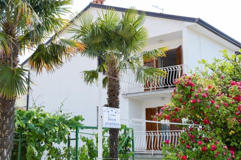 Property building, Facade/entrance, Garden, Balcony/Terrace