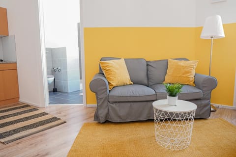 FULL HOUSE Studios - Yellow Apartment - Nescafé Apartment in Magdeburg