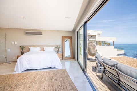Bed, Balcony/Terrace, Photo of the whole room, Bedroom, Sea view