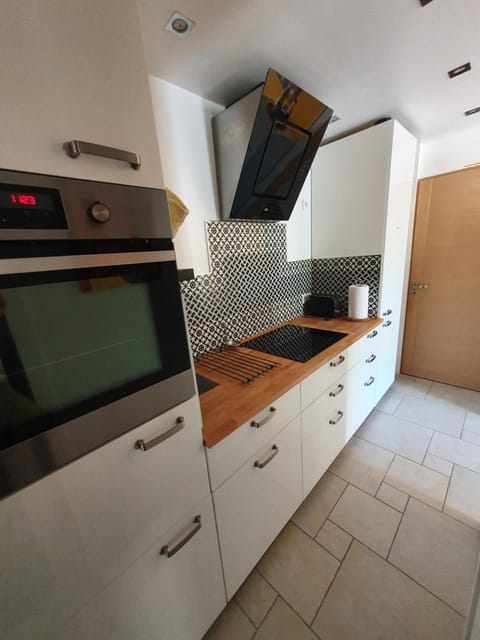 Kitchen or kitchenette, minibar, pet friendly, stove