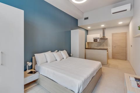 Shower, Bed, Kitchen or kitchenette, Photo of the whole room, Bedroom, minibar, air conditioner