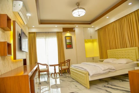 Bed, TV and multimedia, Living room, Photo of the whole room, Seating area, Bedroom, towels, air conditioner