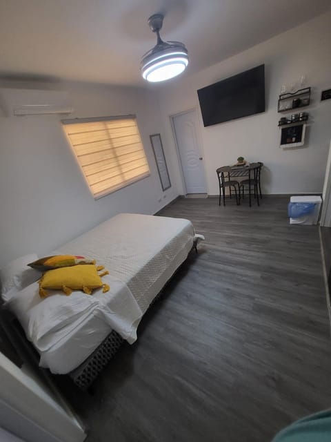 Bed, TV and multimedia, Photo of the whole room, Bedroom, air conditioner