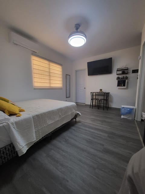 Bed, TV and multimedia, Photo of the whole room, Bedroom, air conditioner