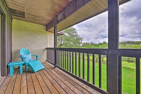 Modern Lakeside Golf Course Retreat with Deck! Condo in Canyon Lake