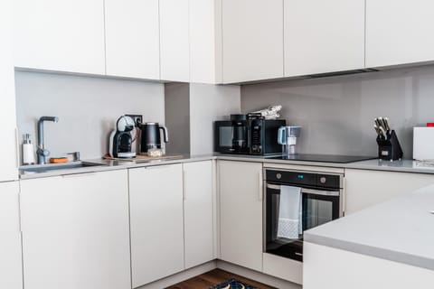 Coffee/tea facilities, Kitchen or kitchenette, dishwasher, microwave, minibar