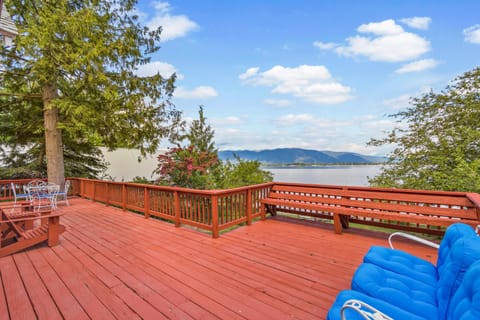 Calm Waters Lakeside Cabin House in Sagle