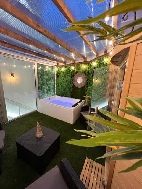 SPA de charme 6 pers avec Jacuzzi & Sauna privatifs au coeur de ville - Esprit Coco Apartment in Mulhouse
