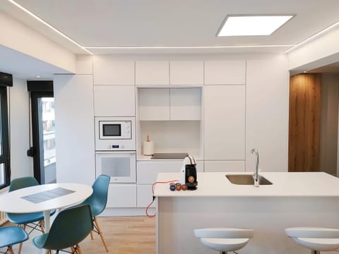 Kitchen or kitchenette, Dining area