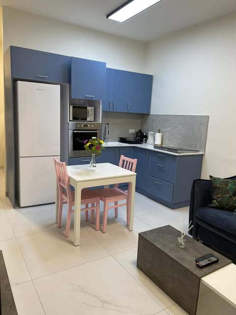 Kitchen or kitchenette, Seating area, Dining area, pet friendly, stove