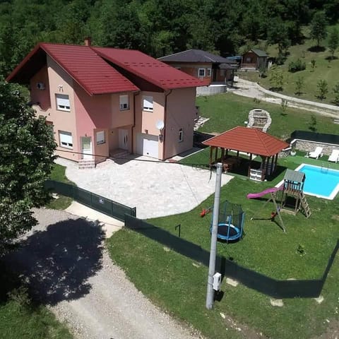 Property building, Spring, Day, Neighbourhood, Natural landscape, Bird's eye view, Garden, Garden view, Pool view, Street view, Swimming pool, Parking, sunbed