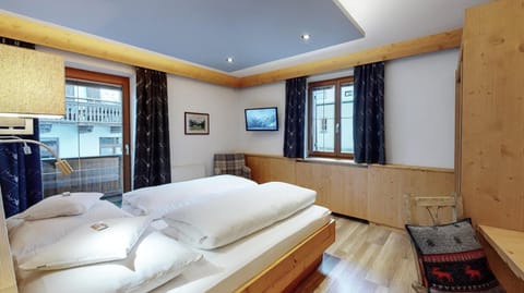 Bed, TV and multimedia, Photo of the whole room