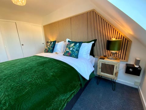 THE HIDEAWAY - LUXURY SELF CATERING COASTAL APARTMENT with PRIVATE ENTRANCE & KEY BOX ENTRY JUST A FEW MINUTES WALK TO THE BEACH, SOLENT WAY WALK, SHOPS and many EATERIES & BARS - FREE OFF ROAD PARKING,FULL KITCHEN, LOUNGE,BEDROOM , BATHROOM & WI-FI Apartment in Milford on Sea