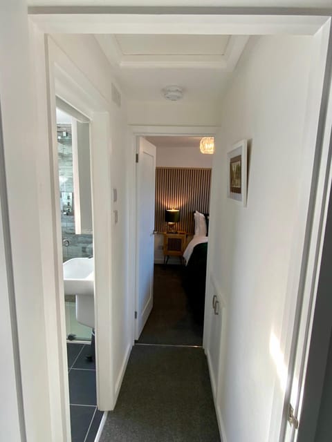 THE HIDEAWAY - LUXURY SELF CATERING COASTAL APARTMENT with PRIVATE ENTRANCE & KEY BOX ENTRY JUST A FEW MINUTES WALK TO THE BEACH, SOLENT WAY WALK, SHOPS and many EATERIES & BARS - FREE OFF ROAD PARKING,FULL KITCHEN, LOUNGE,BEDROOM , BATHROOM & WI-FI Apartment in Milford on Sea