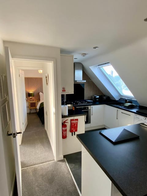 THE HIDEAWAY - LUXURY SELF CATERING COASTAL APARTMENT with PRIVATE ENTRANCE & KEY BOX ENTRY JUST A FEW MINUTES WALK TO THE BEACH, SOLENT WAY WALK, SHOPS and many EATERIES & BARS - FREE OFF ROAD PARKING,FULL KITCHEN, LOUNGE,BEDROOM , BATHROOM & WI-FI Apartment in Milford on Sea