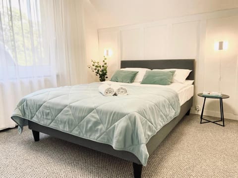 Bed, Bedroom, towels