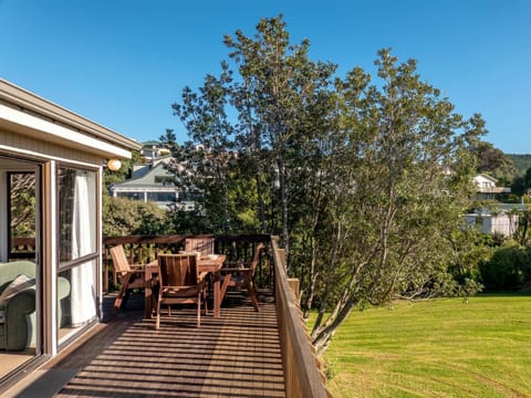 Hideaway - Onemana Holiday Chalet House in Whangamatā