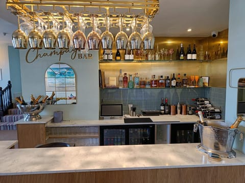 Lounge or bar, Food and drinks, Drinks, Alcoholic drinks