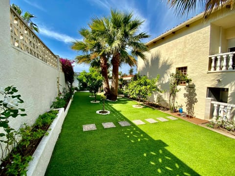 Karma Villa with views by HLCLUB Agency House in Garraf
