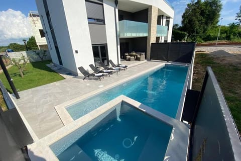 Hot Tub, Swimming pool