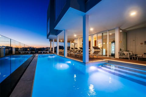 Swimming pool, sunbed