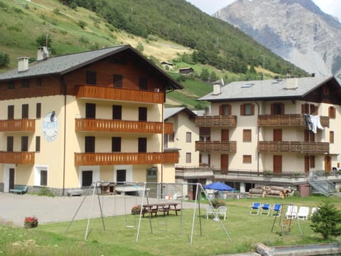 Property building, Summer, Garden, Garden view, Mountain view