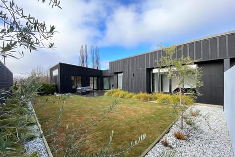 Modern Fully Fenced Stackbrae Holiday Home House in Wanaka