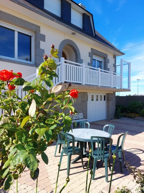 TY ANN maison avec jardin clos de mur, à proximité des commerces et à 3km des plages House in Penvénan