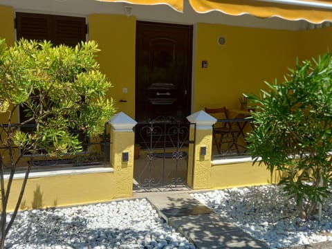 Angela's Cute Apartment (A/C, WiFi, Little Garden) Haus in Corfu