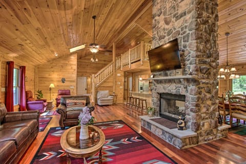 Spacious Poconos Cabin with Hot Tub, Deck and Grill! House in Hickory Run State Park