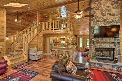 Spacious Poconos Cabin with Hot Tub, Deck and Grill! House in Hickory Run State Park