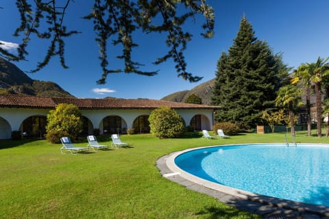 Property building, Garden, Garden view, Swimming pool, Swimming pool