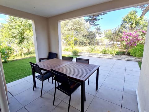 T3 en rez-de-jardin avec Wi-Fi et Parking - Plages et commerces à 900m - Terrasse et Jardin privatif - FR-1-316-271 Apartment in Six-Fours-les-Plages