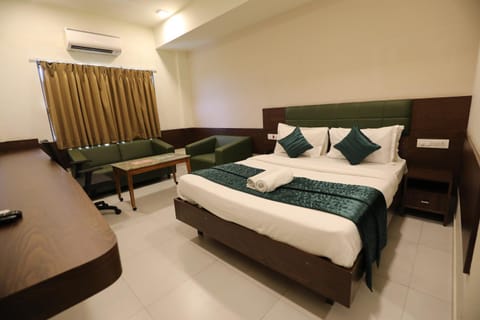 Bed, Living room, Photo of the whole room, Seating area, Bedroom, towels, air conditioner