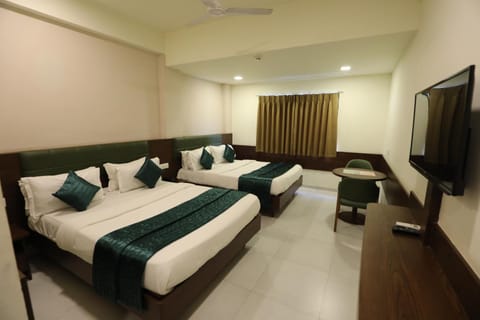 Bed, TV and multimedia, Photo of the whole room, Evening entertainment, Bedroom, fireplace, air conditioner