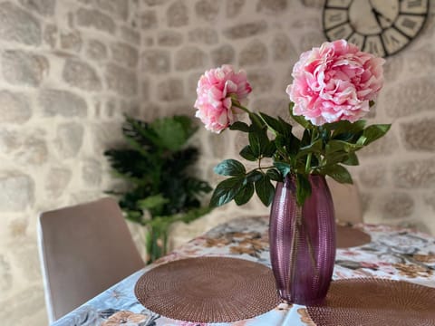 Decorative detail, Dining area