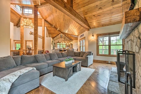 Elegant Mtn Chalet with Deck 1 Mi to Mt Snow! Casa in Dover