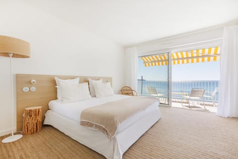 Bed, Balcony/Terrace, Photo of the whole room, Bedroom, Sea view