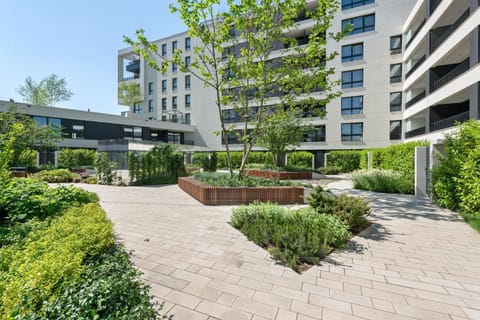 Property building, Spring, Off site, Day, Garden, Garden view, Area and facilities, Area and facilities