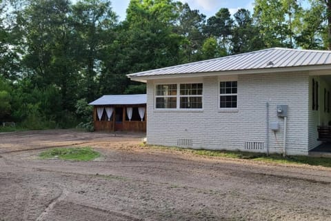 Farm House stay with soaking tub and hot tub barn Maison in Mississippi