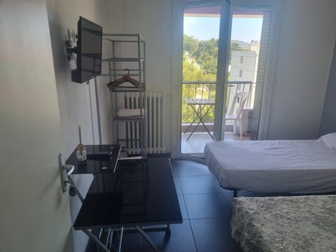 NEW CHEAP PRIVATE ROOM, KITCHEN , OVERWIEUW sea,TRAM on spot, 12 minutes from nice train station with tram , beach in 17 min tram , CHAMBRE PRIVÉE pas cher, cuisine équipée , tram sur place, APERÇU mer, 12 min de la gare de Nice avec le tram, 17 min plage Bed and Breakfast in Nice