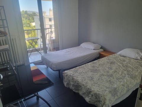 NEW CHEAP PRIVATE ROOM, KITCHEN , OVERWIEUW sea,TRAM on spot, 12 minutes from nice train station with tram , beach in 17 min tram , CHAMBRE PRIVÉE pas cher, cuisine équipée , tram sur place, APERÇU mer, 12 min de la gare de Nice avec le tram, 17 min plage Bed and Breakfast in Nice