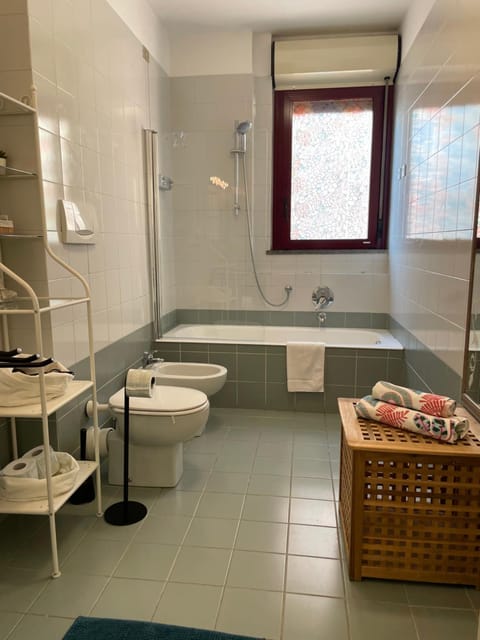 Toilet, Bathroom, Bath, bidet, towels