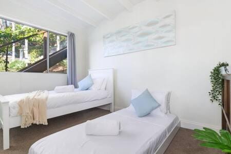 Waterfront Scotland Island Holiday Home - Family & Pet Friendly - 3 Bedrooms - Wifi - Netflix - Private Jetty Haus in Pittwater Council