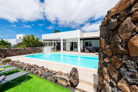 Casa YUKKA villa with heated pool Villa in Lajares