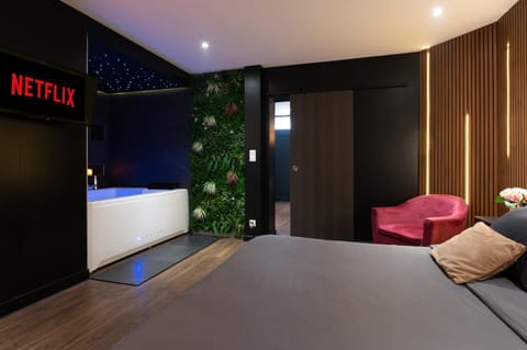 Hot Tub, Bedroom