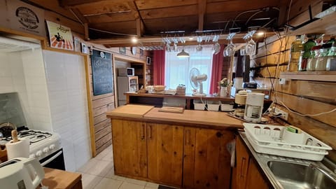 Coffee/tea facilities, Kitchen or kitchenette, oven