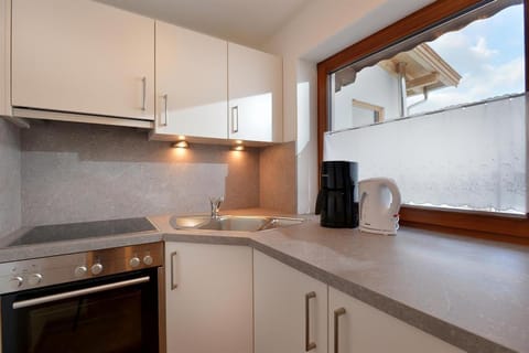 Coffee/tea facilities, Kitchen or kitchenette, stove