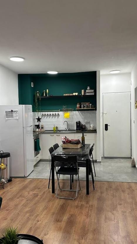 Kitchen or kitchenette, Dining area, oven