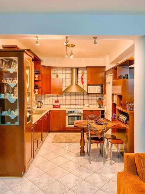 Kitchen or kitchenette, Dining area, dishwasher, minibar, pet friendly, stove